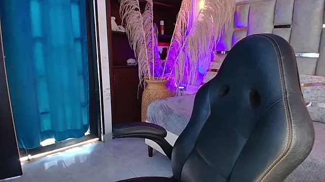 Snapshot of Emelie_Ch1 chatting on March 16, 2025, 3:50 pm Emelie Ch1 online show from March 16, 2025, 3:50 pm