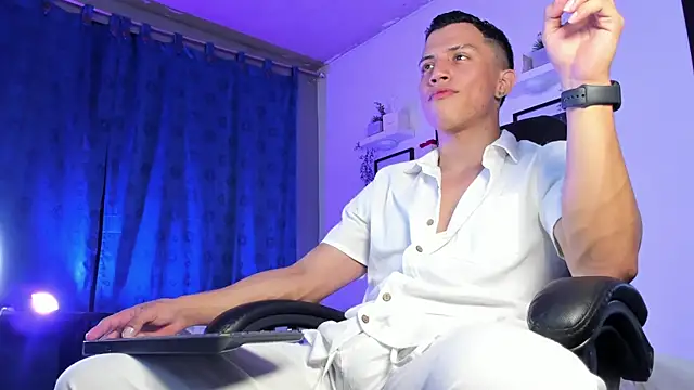 Snapshot of ThomsEvery_ chatting on December 1, 2025, 11:05 pm ThomsEvery online show from December 1, 2025, 11:05 pm