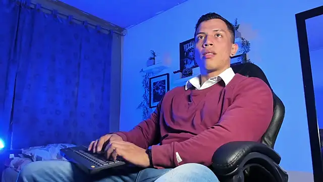 Snapshot of ThomsEvery_ chatting on November 14, 2025, 10:24 pm ThomsEvery online show from November 14, 2025, 10:24 pm