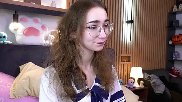 Snapshot of PollyBeev chatting on November 15, 2025, 7:12 am PollyBeev online show from November 15, 2025, 7:12 am