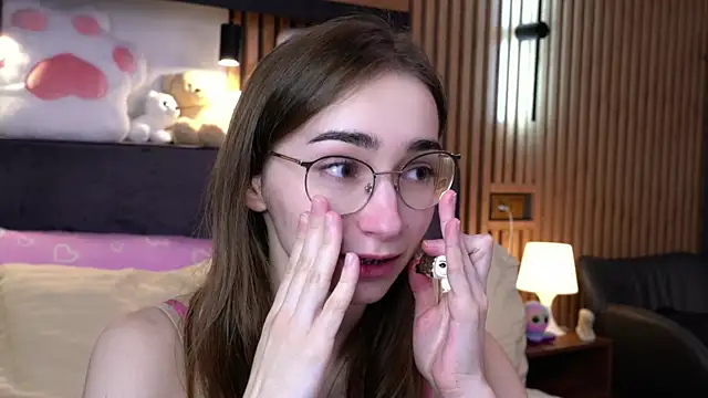 Snapshot of PollyBeev chatting on November 16, 2025, 7:24 am PollyBeev online show from November 16, 2025, 7:24 am