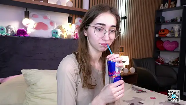 Snapshot of PollyBeev chatting on November 18, 2025, 7:33 am PollyBeev online show from November 18, 2025, 7:33 am