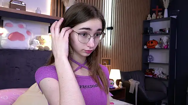 Snapshot of PollyBeev chatting on November 14, 2025, 7:23 am PollyBeev online show from November 14, 2025, 7:23 am