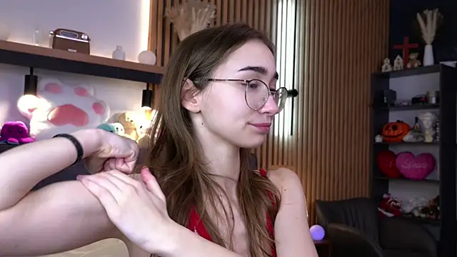 Snapshot of PollyBeev chatting on November 17, 2025, 9:57 am PollyBeev online show from November 17, 2025, 9:57 am