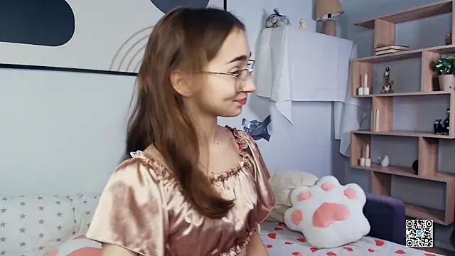 Snapshot of PollyBeev chatting on October 24, 2025, 7:29 am PollyBeev online show from October 24, 2025, 7:29 am