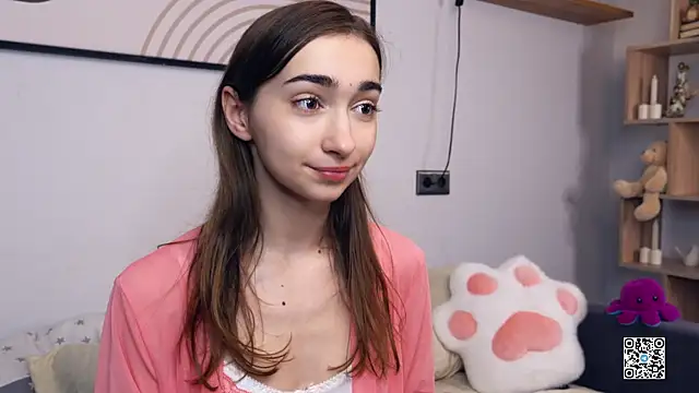 Snapshot of PollyBeev chatting on November 6, 2025, 7:45 am PollyBeev online show from November 6, 2025, 7:45 am