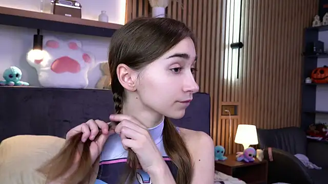 Snapshot of PollyBeev chatting on November 13, 2025, 7:34 am PollyBeev online show from November 13, 2025, 7:34 am