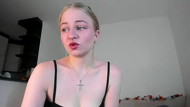 MiaMews online show from December 5, 2025, 1:53 pm