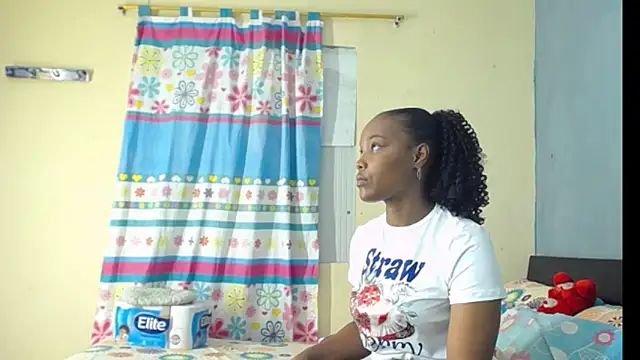 Snapshot of Madison__12 chatting on February 13, 2025, 2:12 am Madison 12 online show from February 13, 2025, 2:12 am