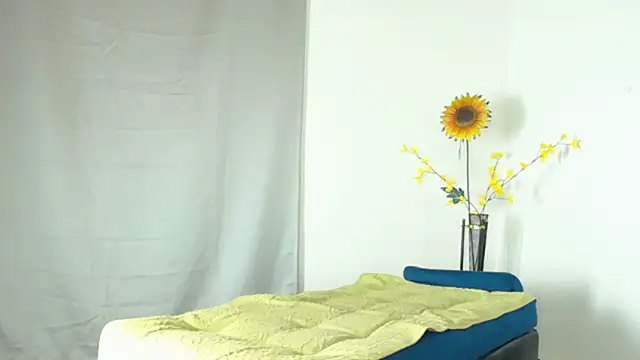 Snapshot of Madison__12 chatting on December 11, 2024, 12:12 am Madison 12 online show from December 11, 2024, 12:12 am