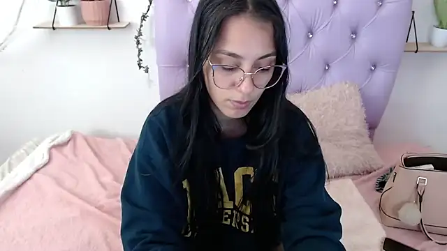 Snapshot of Freyja_01 chatting on September 25, 2025, 9:43 pm Freyja 01 online show from September 25, 2025, 9:43 pm