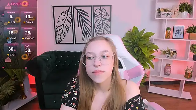 LayriantaVee online show from February 22, 2025, 1:24 pm