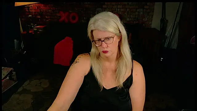 Snapshot of AliceHarlot chatting on May 19, 2026, 11:34 pm AliceHarlot online show from May 19, 2026, 11:34 pm