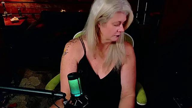 Snapshot of AliceHarlot chatting on December 17, 2025, 5:23 am AliceHarlot online show from December 17, 2025, 5:23 am