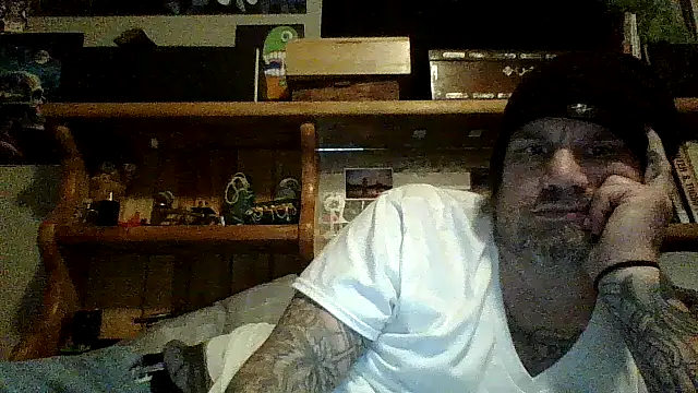 Snapshot of clitstitsandbongrips chatting on December 11, 2024, 1:17 pm clitstitsandbongrips online show from December 11, 2024, 1:17 pm