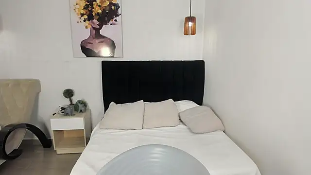 Scarlett  bell online show from September 30, 2025, 1:28 pm