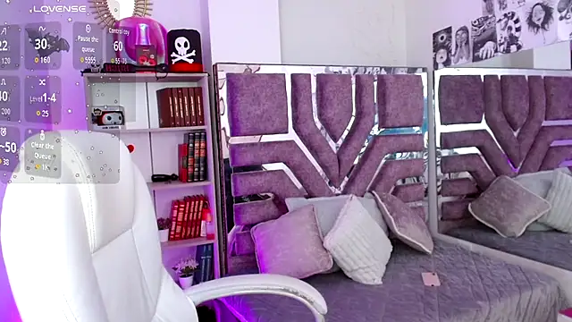 AliceWalker 11 online show from November 12, 2025, 9:07 pm