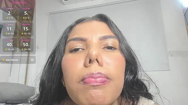 mia  fernandez online show from November 24, 2025, 7:47 pm