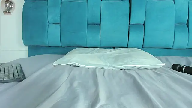 mia  fernandez online show from March 21, 2026, 7:07 pm