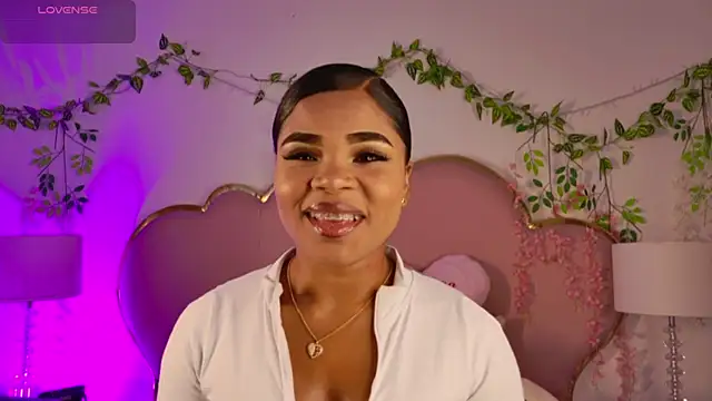 NahiaraReina online show from April 18, 2026, 2:41 pm