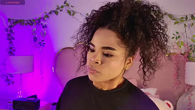 NahiaraReina online show from April 4, 2026, 2:23 pm