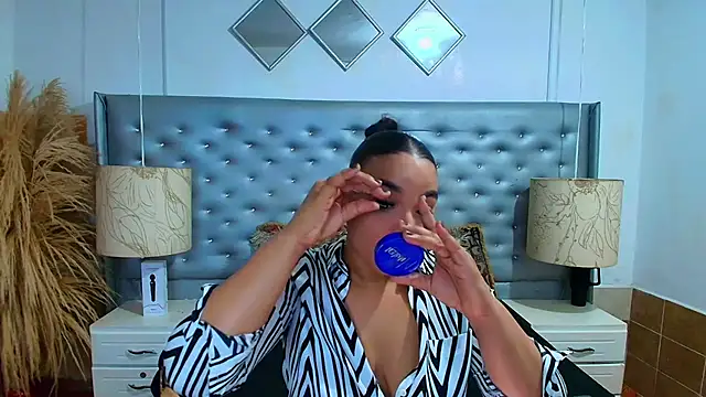 EileenBenzon online show from November 28, 2025, 5:13 pm