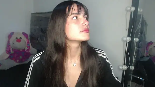 Snapshot of skinny_sweet2411 chatting on April 3, 2026, 3:35 am skinny sweet2411 online show from April 3, 2026, 3:35 am