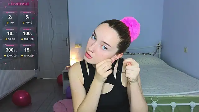 Snapshot of Wild_Sophie_ chatting on December 5, 2025, 3:43 pm Wild Sophie online show from December 5, 2025, 3:43 pm