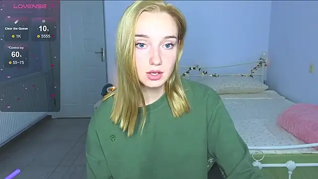 Snapshot of Wild_Sophie_ chatting on October 1, 2025, 5:28 pm Wild Sophie online show from October 1, 2025, 5:28 pm