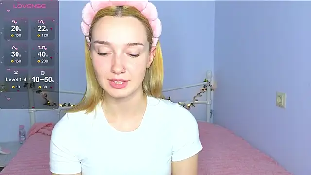 Snapshot of Wild_Sophie_ chatting on September 25, 2025, 5:52 pm Wild Sophie online show from September 25, 2025, 5:52 pm