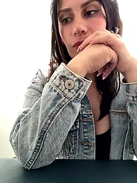 Snapshot of Alysson-- chatting on January 7, 2026, 3:17 pm Alysson-- online show from January 7, 2026, 3:17 pm