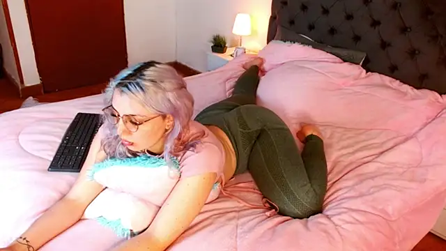 Snapshot of Thea_Aphros_ chatting on November 25, 2025, 4:24 am Thea Aphros online show from November 25, 2025, 4:24 am