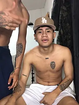 Snapshot of logannth chatting on December 4, 2025, 11:37 pm logannth online show from December 4, 2025, 11:37 pm