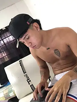 Snapshot of logannth chatting on November 8, 2025, 6:44 pm logannth online show from November 8, 2025, 6:44 pm