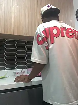 Snapshot of logannth chatting on February 3, 2026, 11:43 pm logannth online show from February 3, 2026, 11:43 pm