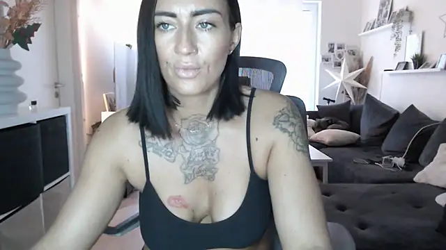 IntiMia online show from January 19, 2026, 8:29 am