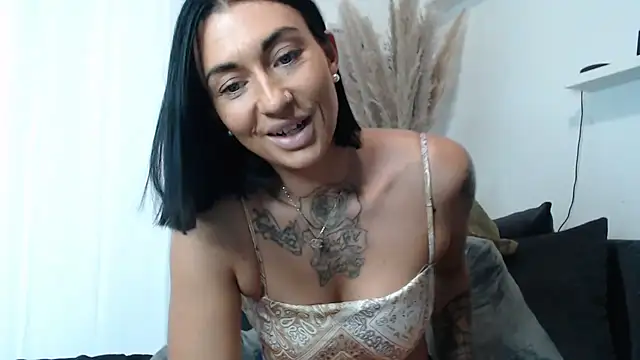 IntiMia online show from October 6, 2025, 7:31 am