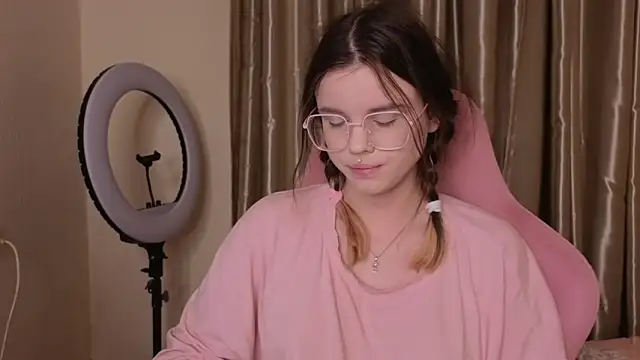 HanaMitsuri online show from March 31, 2026, 3:41 am