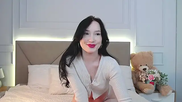 LeilaLow online show from March 7, 2025, 12:45 pm