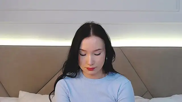 LeilaLow online show from February 25, 2025, 6:12 pm