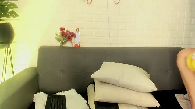 Snapshot of karina_gomez_18 chatting on October 6, 2025, 11:22 am karina gomez 18 online show from October 6, 2025, 11:22 am