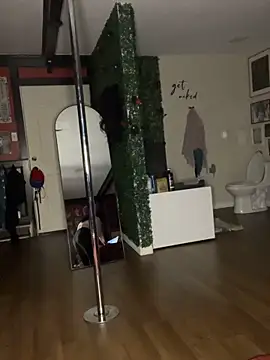 Snapshot of Luluof chatting on December 17, 2025, 6:18 am Luluof online show from December 17, 2025, 6:18 am