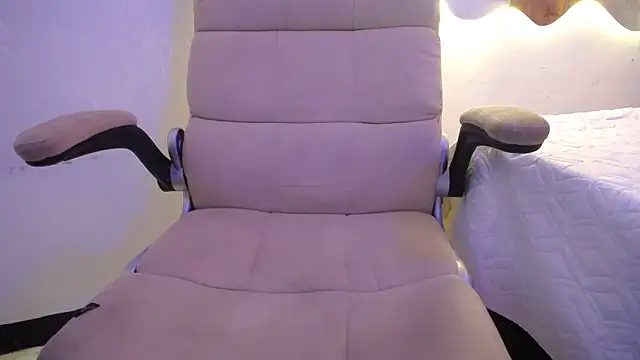 LAURA SMIITH online show from March 21, 2025, 5:21 am