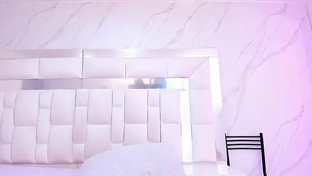 BritneyCollins online show from November 21, 2025, 12:04 pm