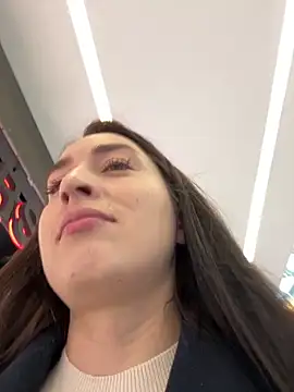 Snapshot of Holly_Play chatting on March 6, 2025, 8:09 am Holly Play online show from March 6, 2025, 8:09 am