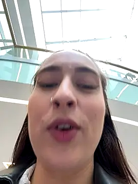 Snapshot of Holly_Play chatting on September 16, 2025, 9:10 am Holly Play online show from September 16, 2025, 9:10 am