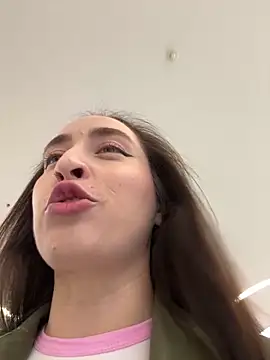 Snapshot of Holly_Play chatting on September 25, 2025, 7:14 am Holly Play online show from September 25, 2025, 7:14 am