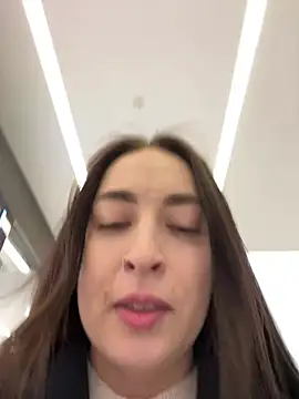 Snapshot of Holly_Play chatting on February 27, 2025, 10:33 am Holly Play online show from February 27, 2025, 10:33 am