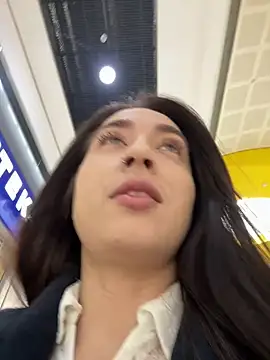 Snapshot of Holly_Play chatting on March 17, 2025, 10:06 am Holly Play online show from March 17, 2025, 10:06 am