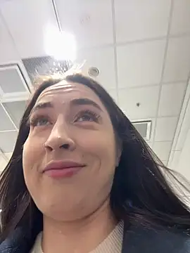 Snapshot of Holly_Play chatting on March 21, 2025, 9:01 am Holly Play online show from March 21, 2025, 9:01 am